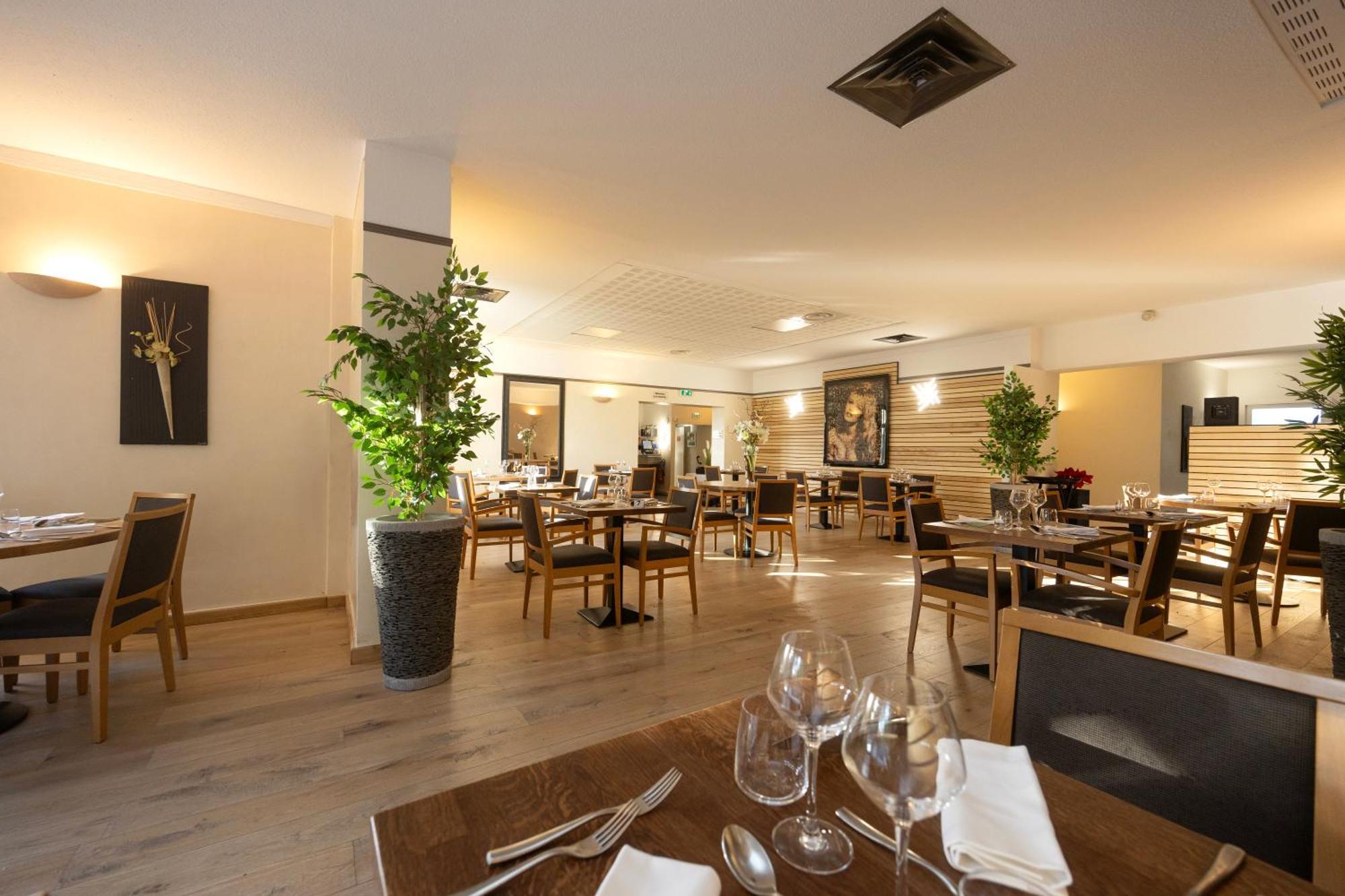 Logis Hotel Restaurant Spa Les Oliviers Лорьоль-сюр-Дром Экстерьер фото